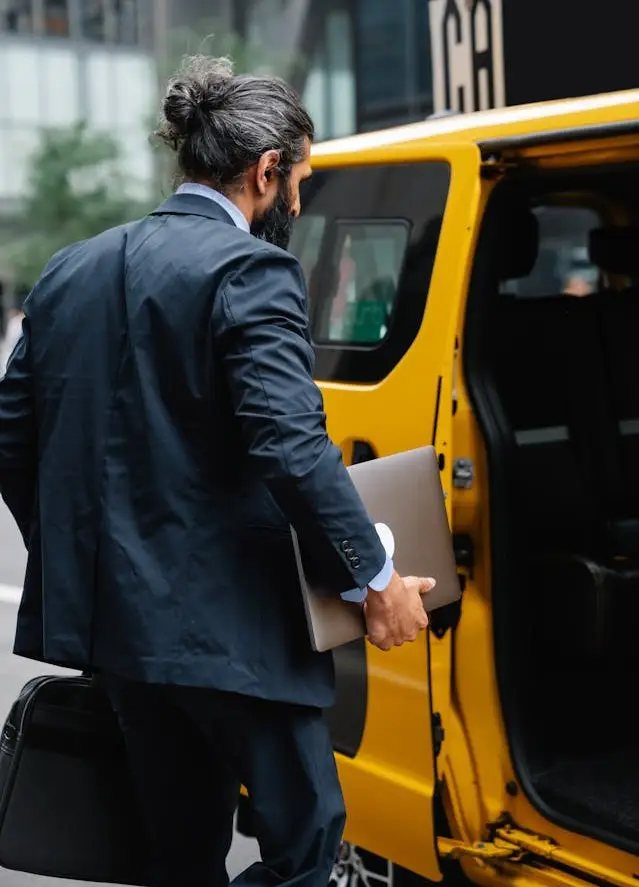 Vi erbjuder professionell taxitjänst i Mjölby med fokus på säkerhet, punktlighet och hög kundservice. Våra erfarna chaufförer ser till att du alltid kommer fram i tid, oavsett om det gäller korta stadskörningar eller längre resor.